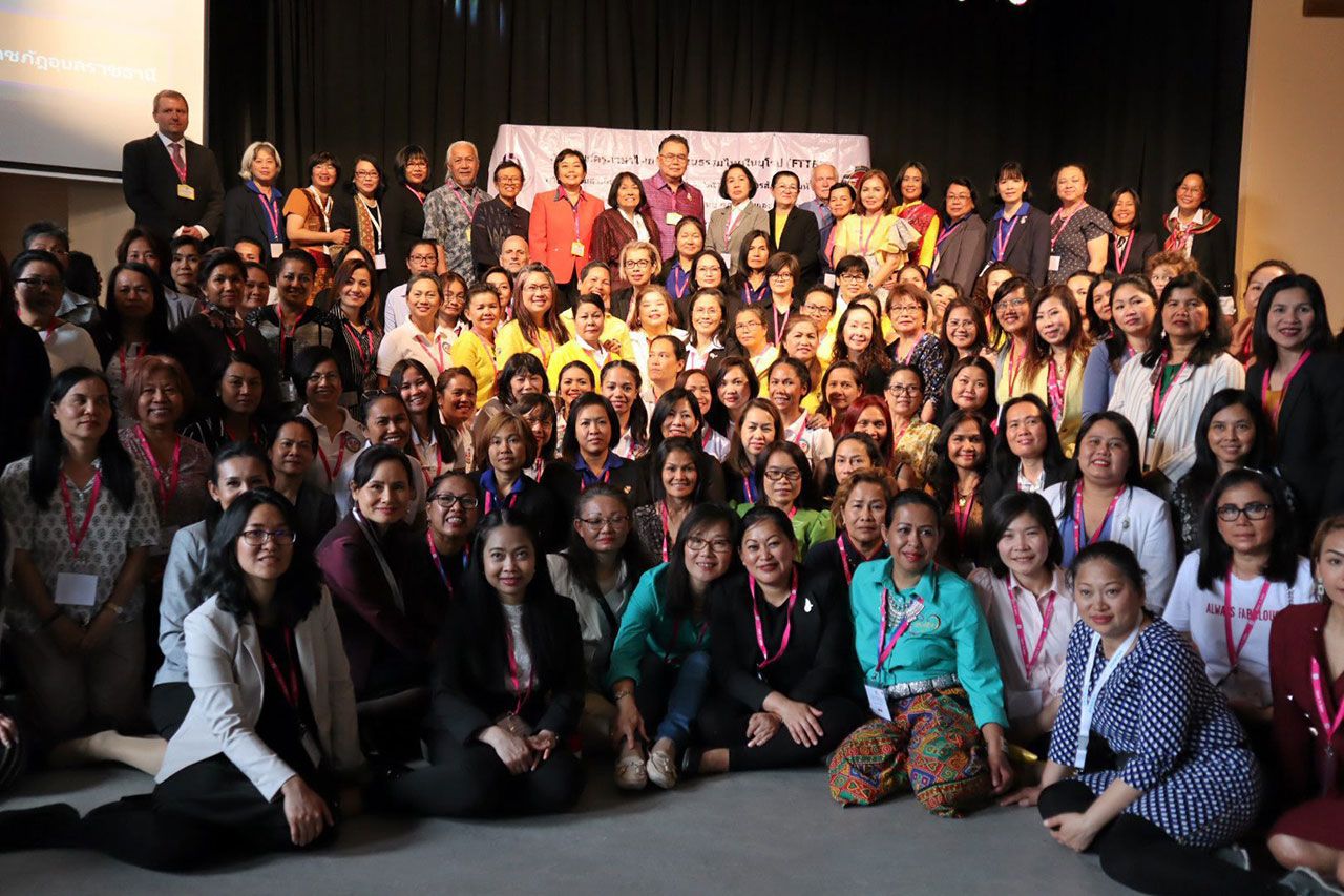 คณะกรรมการสมาพันธ์ฯและวิทยากร ถ่ายภาพร่วมกันเป็นที่ระลึกกับคณะครูภาษาไทยและวัฒนธรรมไทยในยุโรป ที่มาร่วมเสริมสร้างความรู้และประสบการณ์ ในการพัฒนาการเรียนการสอนให้มีประสิทธิภาพยิ่งขึ้น เพื่อถ่ายทอดสู่ลูกหลานไทยในต่างแดน.