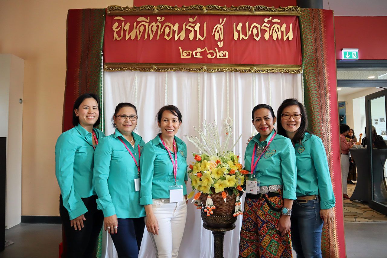 นางสุชาดา ไมเยอร์ ประธานสมาคมธารา นำสมาชิกมาช่วยจัดงานการประชุมและร่วมกิจกรรมด้วยอย่างขยันขันแข็ง.