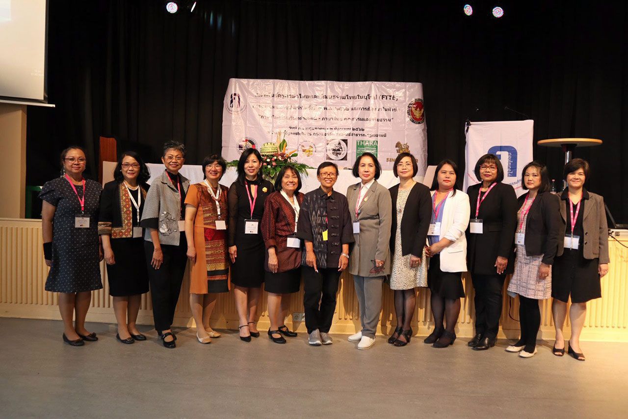 นางจิราภรณ์ ไมเออร์–คนัพพ์ ประธานสมาพันธ์ฯ ถ่ายภาพร่วมกับคณะกรรมการ อาทิ นางมัทนา เคสเตอร์ (เนเธอร์แลนด์) ประธานคนใหม่ นางสุพรรณี บุญถูก (เบลเยียม ) นางวนิดา สมิทธิวิวรรธ์ (เดนมาร์ก).
