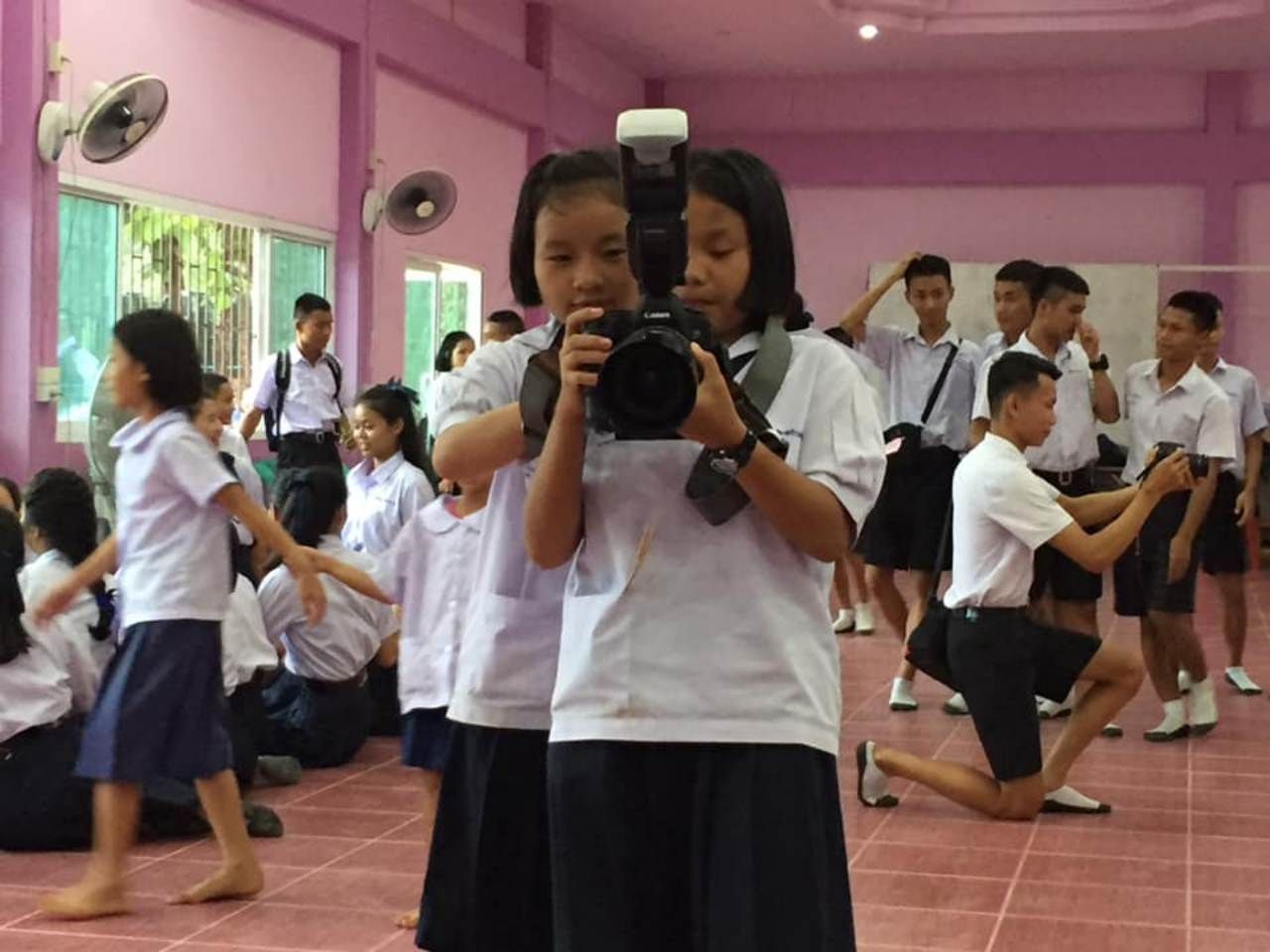 สวัสดีค่ะ หนูช่างภาพ ส่วนนี่ผู้ช่วยช่างภาพค่ะ 