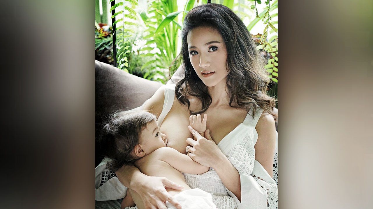 “นมแม่” นอกจากมีประโยชน์ ยังแซ่บด้วย น้ำฝน-กุลณัฐ ลงภาพลูกสาวดูดเต้าสวยเซ็กซี่มาก คุยฟุ้ง! น้องทาเรีย ติดเต้ามาก ไม่มีน้ำนมแต่ยังขอดูด จ๊วบๆๆ.