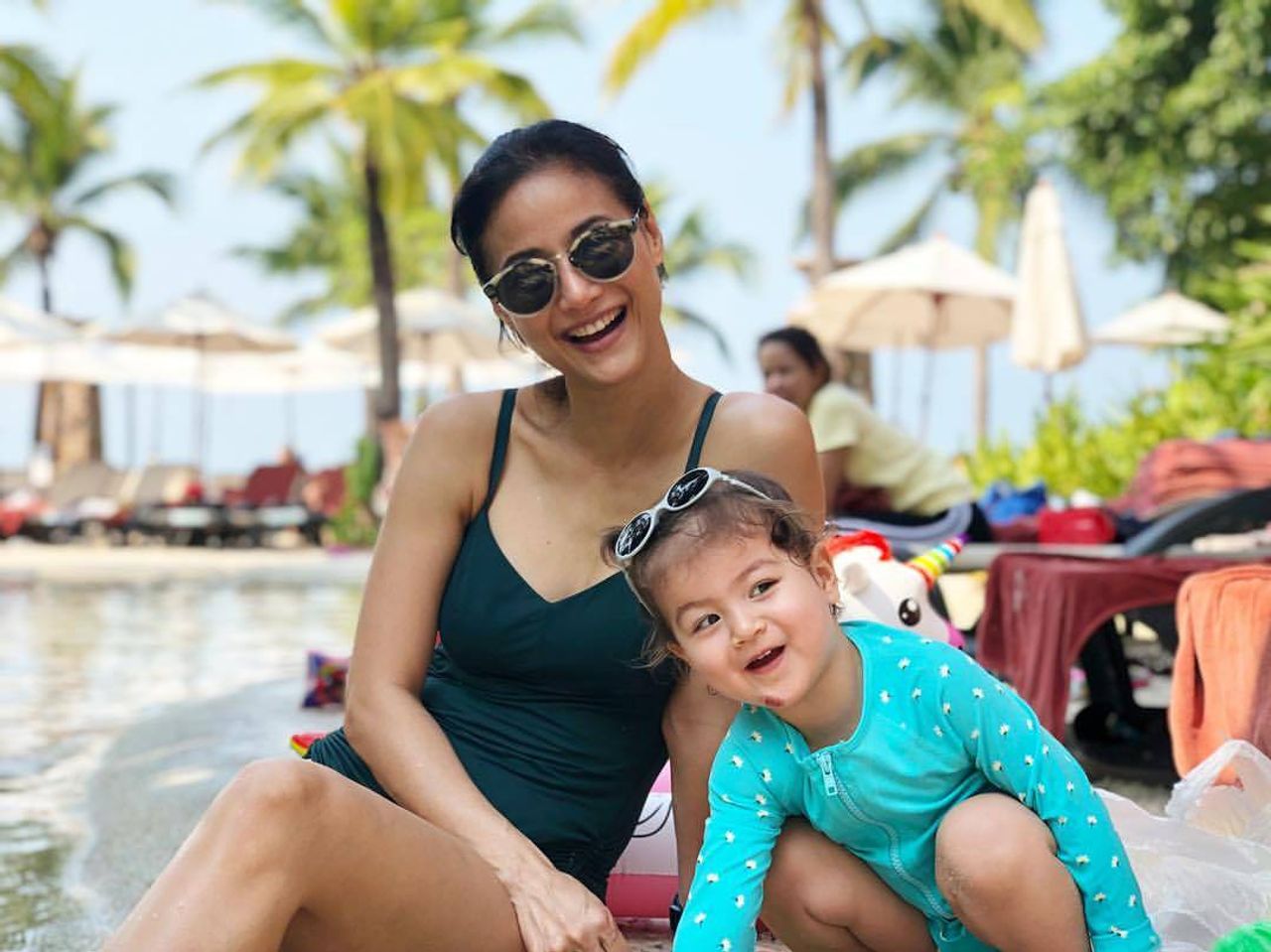 น้ำฝน กุลณัฐ และน้องทาเรีย ลูกสาว ขอบคุณภาพจากไอจี @namfonkullanut