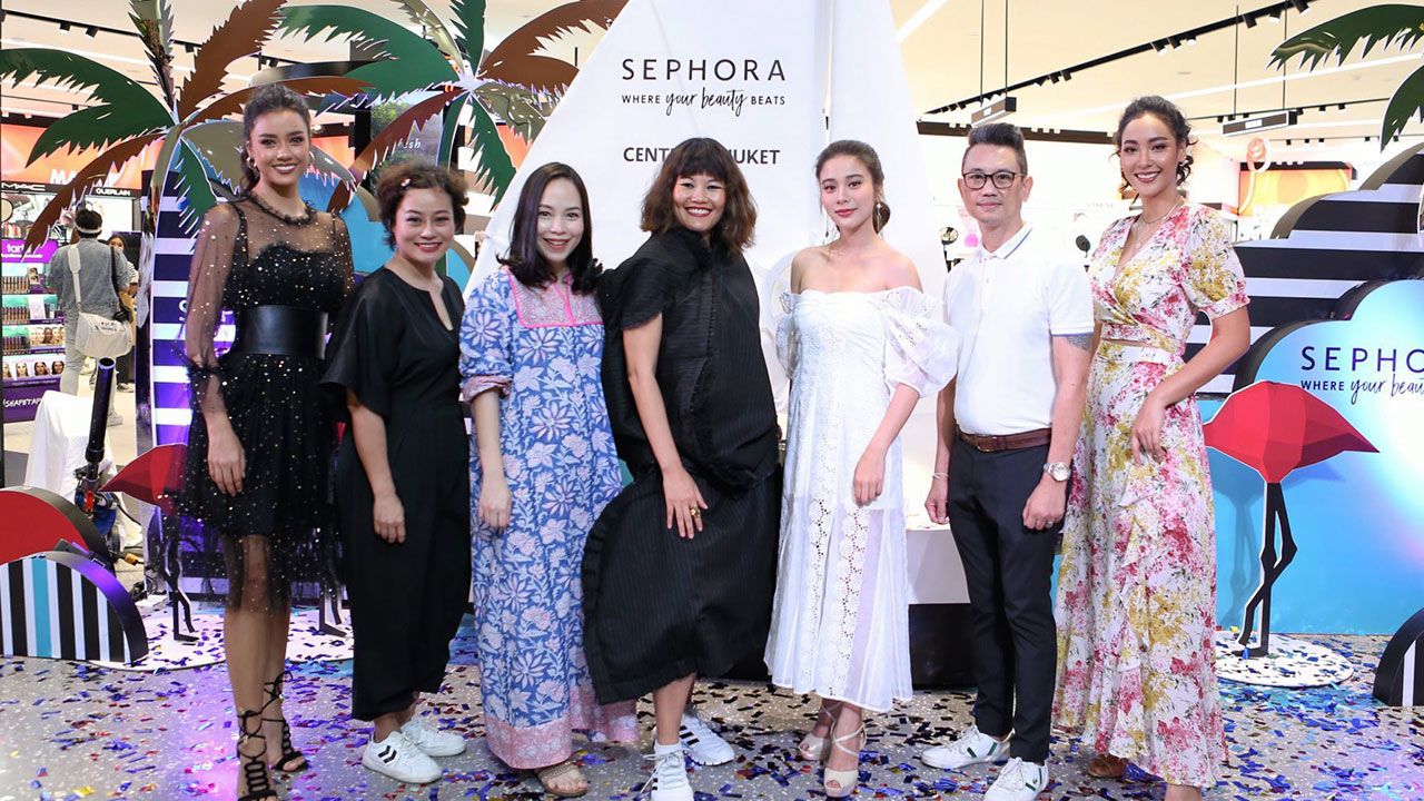 ช็อปที่ภูเก็ต - สุปราณี จันทไพบูลย์ขจร จัดงานเปิด “เซโฟรา” สาขาล่าสุด สโตร์รวบรวมผลิตภัณฑ์เครื่อง สำอางและสกินแคร์แบรนด์ดัง กว่า 80 แบรนด์ โดยมี ธริวัสส์ ชุณหรัชพันธุ์, วัฒน์ศรี ปัทมสิงห์ ณ อยุธยา และ วิมพ์วิภา บุหงางาม มาร่วมงานด้วย ที่ศูนย์การค้าเซ็นทรัลภูเก็ต วันก่อน.