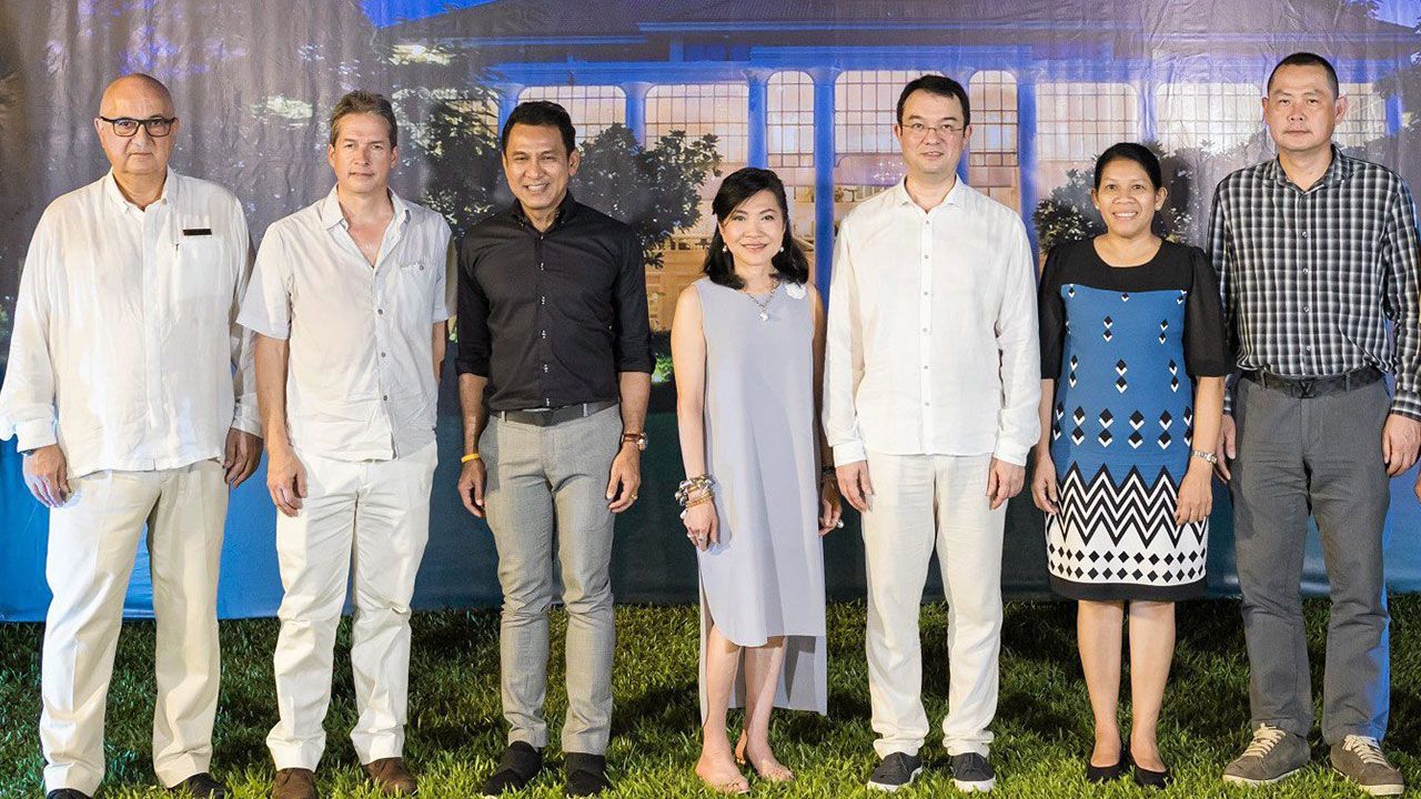 รอโฉมใหม่ - ธีระยุทธ จิราธิวัฒน์ จัดงานเลี้ยงรำลึกก่อนปิดปรับปรุงโฉมใหม่ รร.เซ็นทาราแกรนด์บีชรีสอร์ท สมุย หลังเปิดให้บริการมานานกว่า 23 ปี โดยมี สุพัตรา จิราธิวัฒน์, วอยเทคคลาสิกี้, ธนาคม รื่นพานิช และ วรสิทธิ์ ผ่องคำพันธุ์ มาร่วมงานด้วย ที่โรงแรม วันก่อน.