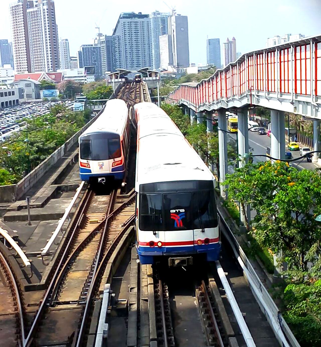 ขบวนรถไฟฟ้าบีทีเอส ณ สถานีปลายทางหมอชิต ที่เปิดให้บริการมาตั้งแต่ปี 2542