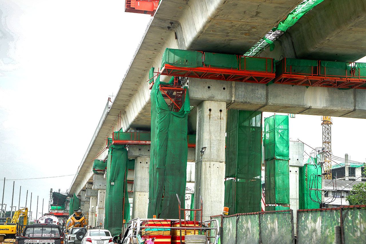 การก่อสร้างโครงสร้างรถไฟฟ้าที่มีอยู่หลายเส้นทางทั่วกทม.ในปัจจุบัน เช่น เส้นรามคำแหง พหลโยธิน 