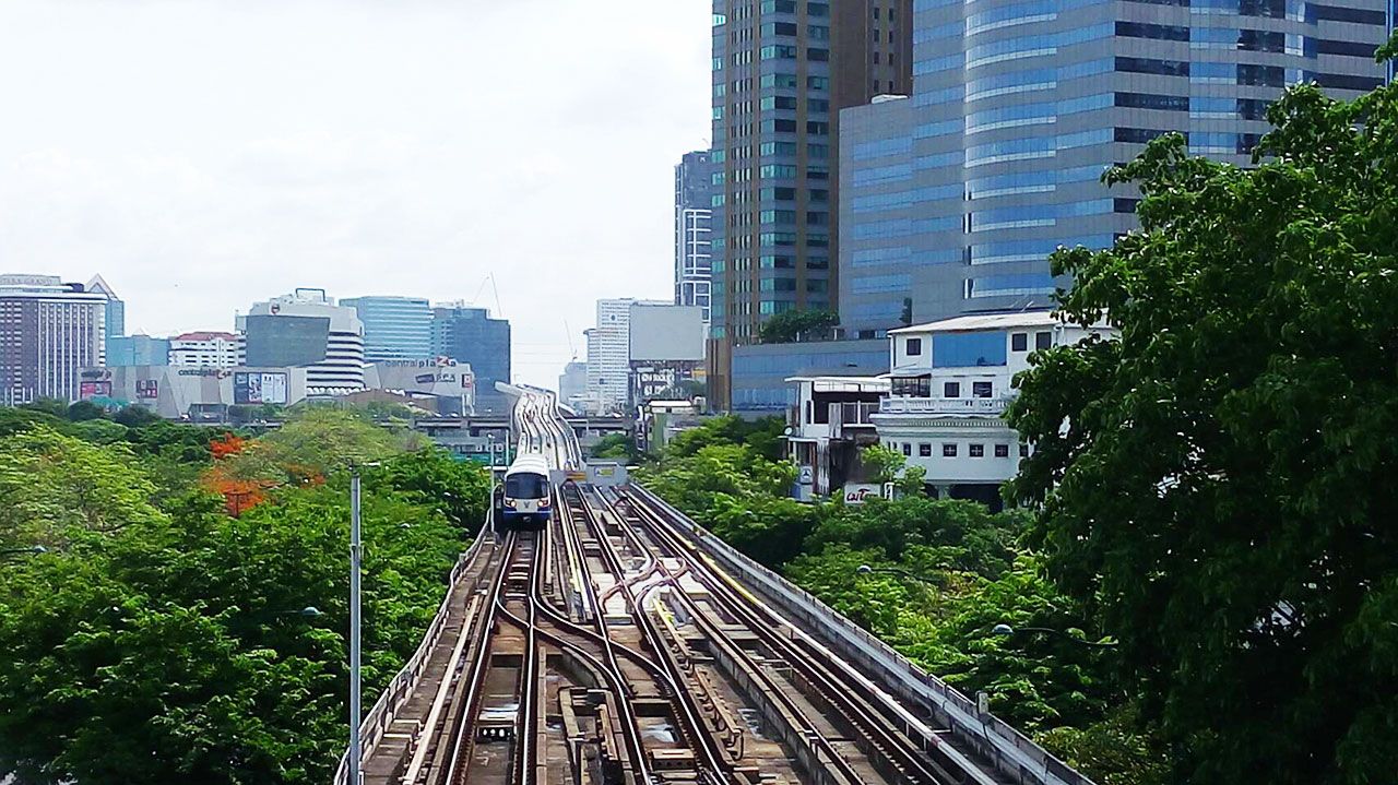 รางรถไฟฟ้าสายสีเขียวเข้ม รอเชื่อมต่อจากหมอชิตไปยังสะพานใหม่-คูคต เปิดให้บริการในปี 2563