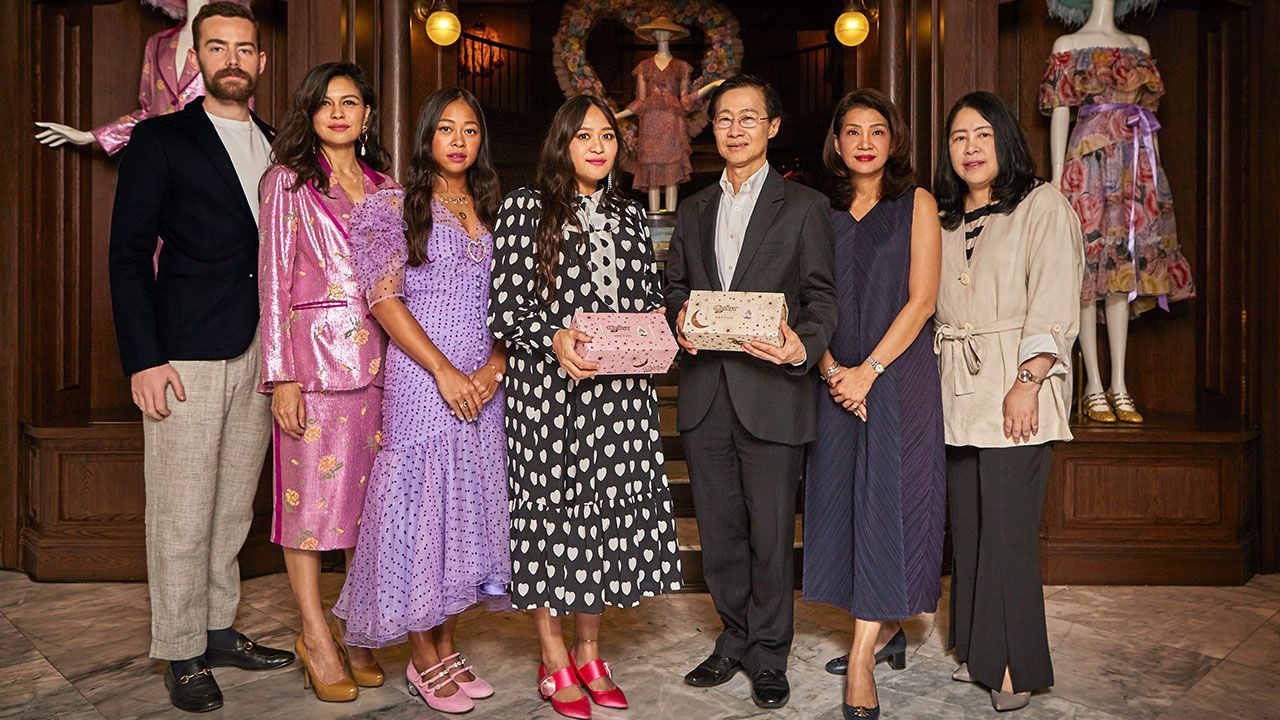 น่าใช้มาก ดร.ตุลย์ วงศ์ศุภสวัสดิ์ และ มทินา สุขะหุต เปิดตัวการออกแบบกระดาษเช็ดหน้าเซลล็อกซ์ พิวริฟาย คอลเลกชันพิเศษระดับพรีเมียม ในกล่องดีไซน์วิบวับโดยมี ดวงพร วงศ์กวีสกุล, พิมดาว สุขะหุต และ คล้ายเดือน สุขะหุต มาร่วมงานด้วย ที่ร้านสเรทซิส พาร์เลอร์ วันก่อน.