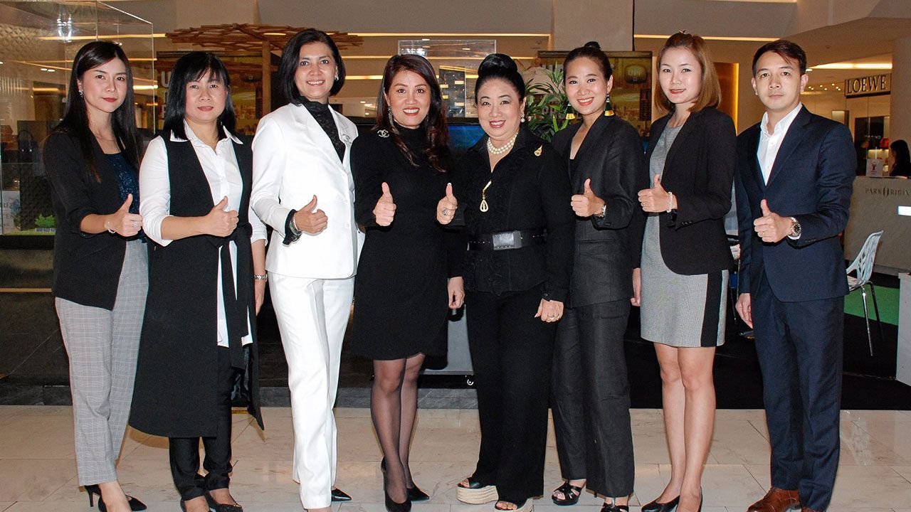 ระดับสูง กัลช์ฎาภรณ์ ศิริเยี่ยม จัดงาน “ดิ อัลติเมท พร็อพเพอร์ตี้ แฟร์ ครั้งที่ 40” การแสดงสุดยอดโครงการอสังหาริมทรัพย์ระดับไฮเอนด์ โดยมี ทัชฐนีย์ ศิริเยี่ยม, ฐิตารี อยู่วิทยา, เยาวลักษณ์ ทองเจริญสกุล, สินีนุช ศรีอำนวย และ เตคุณ โภคินธนกูล มาร่วมงานด้วย ที่ดิ เอ็มโพเรียม วันก่อน.