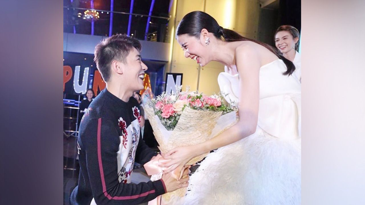คู่นี้มีแต่ความหวาน เคน–ภูภูมิ ทำ หน้าที่ “แฟนคลับ” เบอร์หนึ่งของสาว เอสเธอร์ หอบดอกไม้ช่อสวยร่วมยินดีแฟนสาว... แหม่ๆ แวบแรกนึกว่าขอแต่งงานซะอีก.