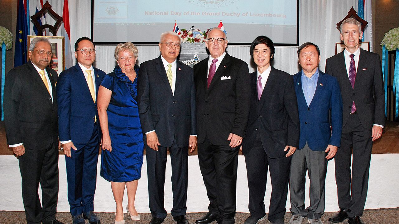 งานวันชาติ - ฌอง–ปอล เซนนิงเกอร์ ทูตลักเซมเบิร์ก จัดงานฉลอง วันชาติลักเซมเบิร์ก โดยมี ดร.จิรายุ อิศรางกูร ณ อยุธยา, สุทธิภัค จิราธิวัฒน์, วิชัย เบญจรงคกุล, หลุยส์ เอเคอร์โบลม และ แอนเดอร์ส ลอนสตรับ โกรการ์ด มาร่วมงานด้วย ที่โรงแรมสุโขทัย ค่ำวันก่อน.