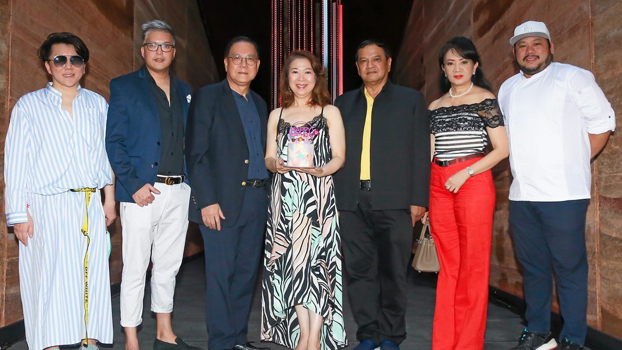 แฮปปี้เบิร์ธเดย์ - เจตนา พงษ์พานิช จัดงานเลี้ยงฉลองครบรอบวันเกิดให้แก่สวีทฮาร์ต ดร.สุภี พงษ์พานิช โดยมี พล.อ.ท.นพ.ปิยะ อิศรากุล, ณิชยา ชัยวิสุทธิ์, ณัฏฐพล ภวไพบูลย์, วสุ สกุลอนันต์ และ พงษ์ภัทร์ พงษ์พานิช มาร่วมอวยพรด้วย ที่ร้านอาหารวังหิ่งห้อย วันก่อน.