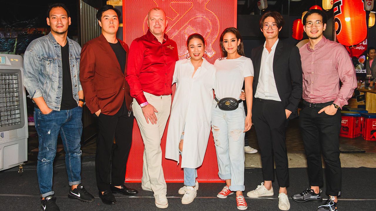 ระดับโลก - อิวอง ฟัวซาร์ และ ณิชาภา มุ่งเพียร จัดงาน Chivas × Wine Bridge Hidden Gems Private Party แนะนำสก็อตช์วิสกี้รสเลิศระดับโลก โดยมี สิรีภรณ์ ยุกตะทัต, ม.ล.อรรถดิศ ดิศกุล, ธีรกิตต์ จารุจินดา และ ปริญญา ลิขิตเลอสรวง มาร่วมงานด้วย ที่ร้านไวน์บริดจ์ เพลินจิต วันก่อน.
