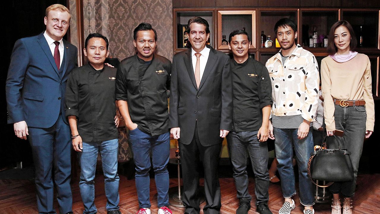 ดื่มเพลิน - เกร็ก ลิดเดล จัดงานเปิดตัว The Old Man (Pop-Up Experience) บาร์จากฮ่องกง ได้รับรางวัล Asia’s 50 Best Bar ปี 2019 มาเปิดให้บริการชั่วคราว โดยมี อังกุง ปราโบโว, สาธิต สารภัตร และ สุธีวรรณ เสรีรุ่งเรืองกุล มาร่วมงานด้วย ที่โรงแรมแมนดาริน โอเรียนเต็ล วันก่อน.
