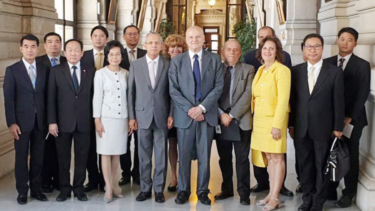 เยือนอิตาลี - ชีพ จุลมนต์ ประธานศาลฎีกา นำคณะผู้แทนศาลยุติธรรมไทย ไปเยือนอิตาลี ตามคำเชิญของ จิโอ วานนี มามโมเน ประธานศาลฎีกาแห่งอิตาลี โดยได้รับการต้อนรับอย่างอบอุ่น และหารือข้อราชการร่วมกัน.