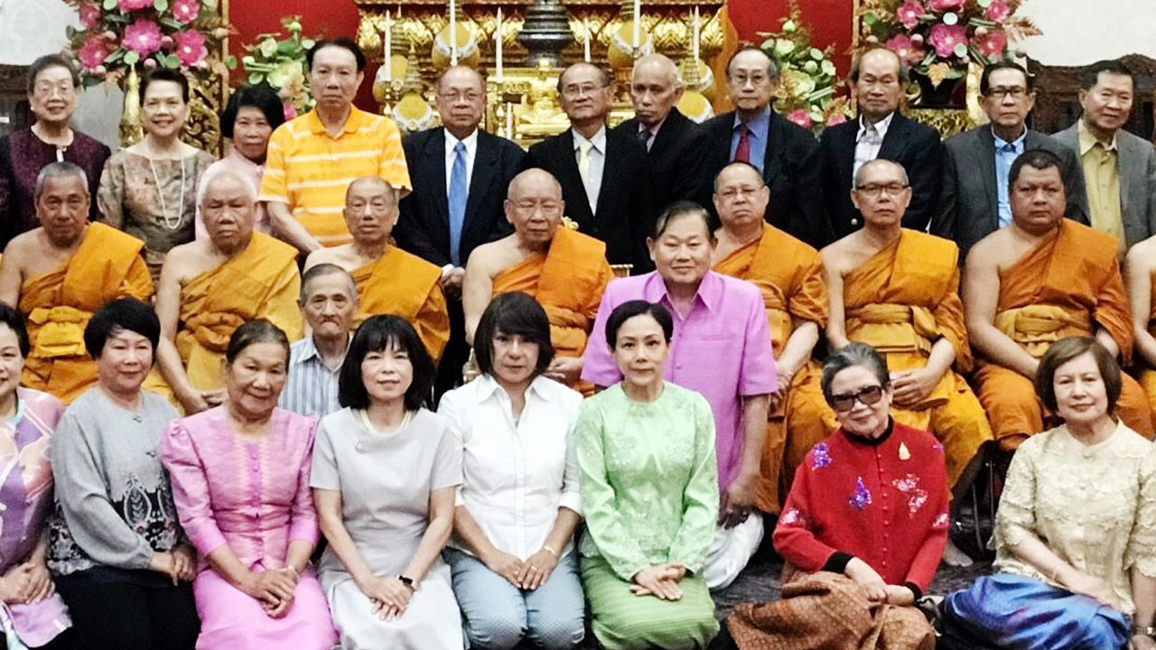 อายุวัฒนมงคล - ศิริพร ตันติปัญญาเทพ รอง กสญ.ณ นครชิคาโก สหรัฐฯ พร้อมชาวไทยร่วมพิธีถวายมุทิตาสักการะและทำบุญวันเกิดอายุวัฒนมงคลครบ 72 ปี พระพรหมวชิรญาณ กก.มหาเถรสมาคม ที่วัดธัมมาราม ชิคาโก.