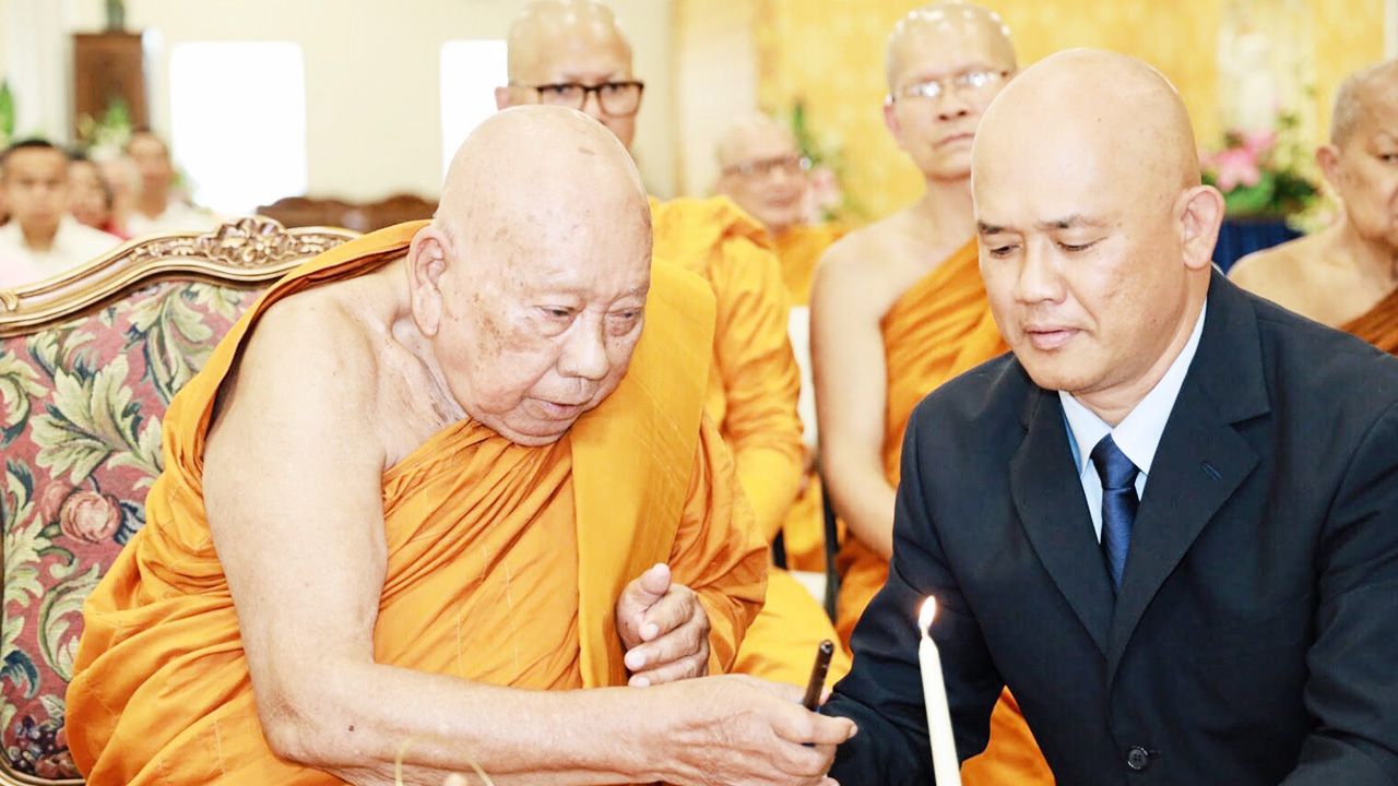 ไปแสดงธรรม - พระครูภาวนาวิริยวัฒน์ (พระอาจารย์อารยวังโส) เจ้าอาวาสวัดป่าพุทธพจน์หริภุญไชย จ.ลำพูน รับนิมนต์ไปแสดงธรรม ที่วัดฟลอริดาธรรมาราม สหรัฐฯ โดยมี พระธรรมเมธาจารย์ จากวัดโสมนัสราชวรวิหาร เป็นประธาน.