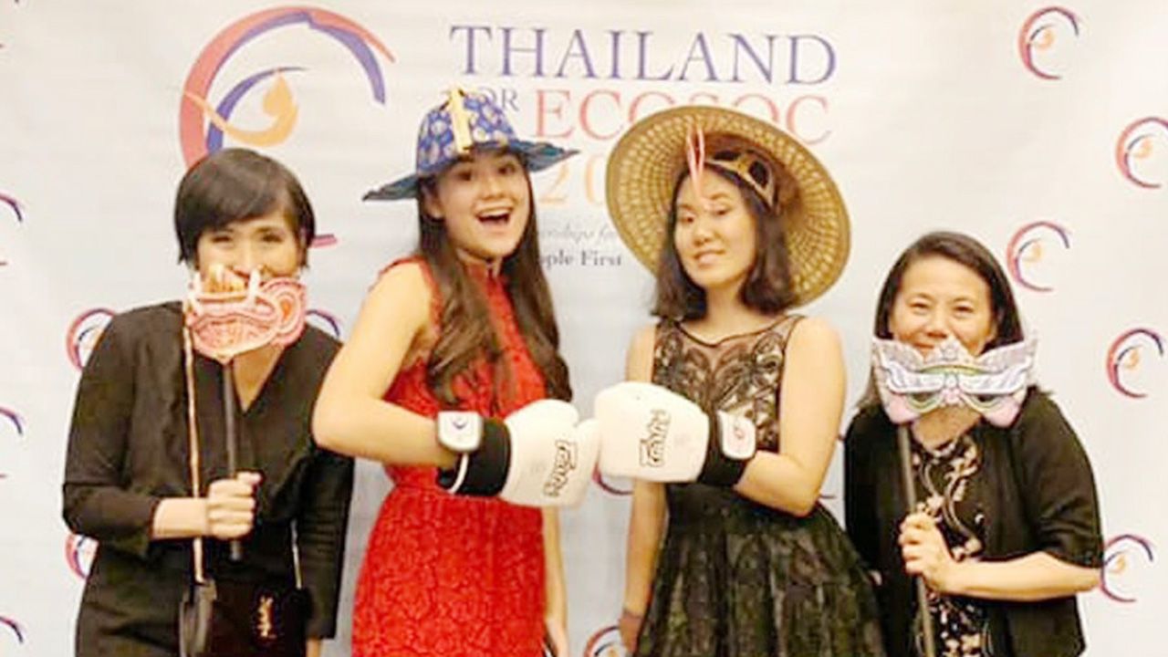 เลี้ยงรับรอง - ภาสุข สุวรรณทัต และ สุภาณี กิจมหาวงศ์ พาบุตรสาวคนเก่ง เอมี่-อมิญญา สุวรรณทัต และ เอมิลี่ กิจมหาวงศ์ ไปร่วมแสดงดนตรีในงานเลี้ยงรับรอง ที่คณะผู้แทนถาวรไทยประจำสหประชาชาติ ณ นครนิวยอร์ก จัดขึ้น.