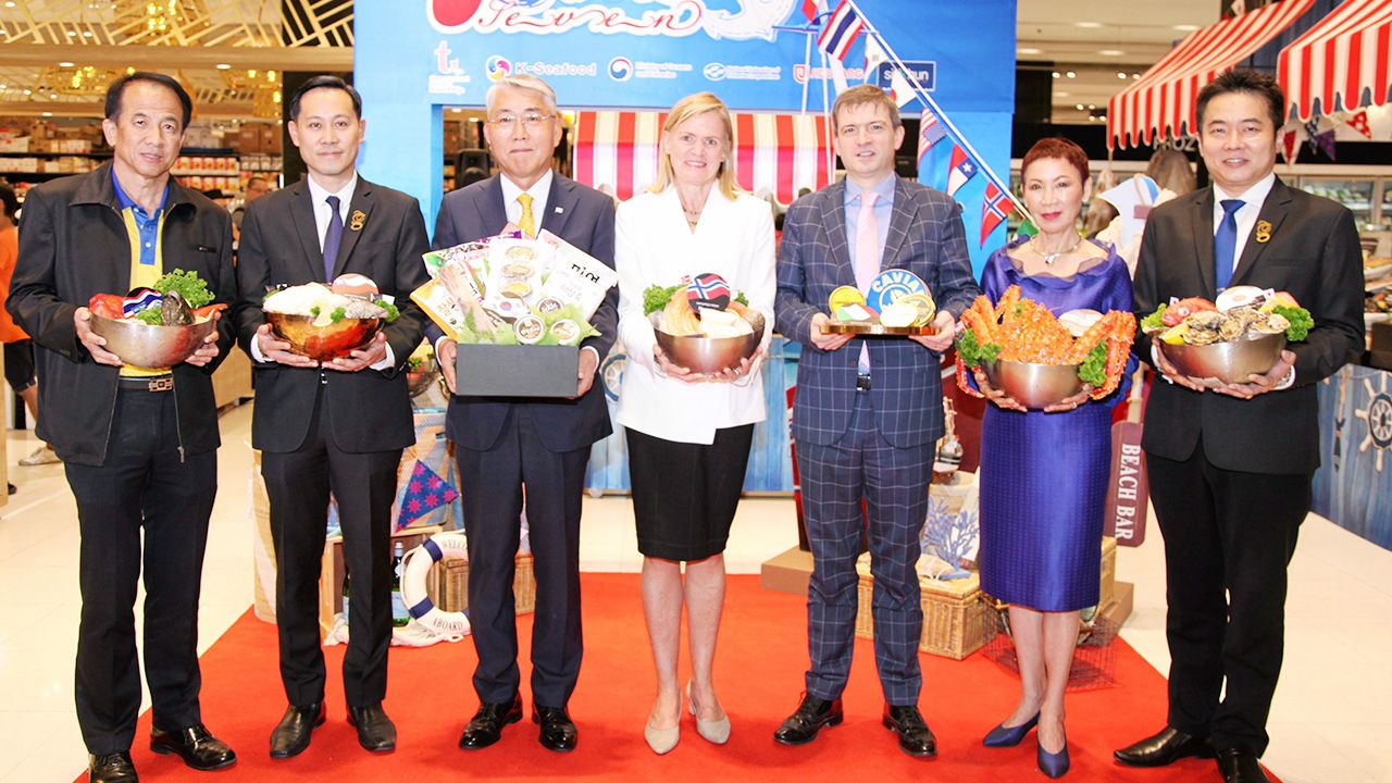 ยอดอาหาร  -  ชัยรัตน์ เพชรดากูล เปิด “7 Seas” งานเทศกาลอาหารทะเลระดับโลก รวบรวมสุดยอดวัตถุดิบชั้นเลิศจาก 7 มหาสมุทรทั่วโลก จัดถึง 3 ก.ค. โดยมี ลี วุก เฮออน ทูตเกาหลี, ชาร์ชติ เริดสมูเอิน ทูตนอร์เวย์ และ นงนุช นามวงศ์ มาร่วมงานด้วย ที่กูร์เมต์ มาร์เก็ต สยามพารากอน วันก่อน.
