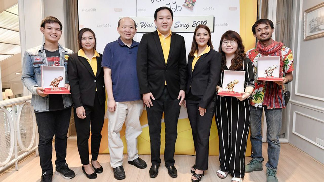 เจ๋ง : ยศสรัล แต้มคงคา และ บอย โกสิยพงษ์ มอบโล่และรางวัลให้แก่ อภิชญา เลิศอร่ามรัตน์ ทีมผู้ชนะการแข่งขันกิจกรรม Wai Wai Cover Song ทำวันนี้ ทำไวไว โดยมี ณิชรัตน์ ชำนาญกิจ และ กรรณิการ์ ภิญโญ ร่วมงานด้วย ที่ร้าน Audrey Café ทองหล่อซอย 11 วันก่อน.