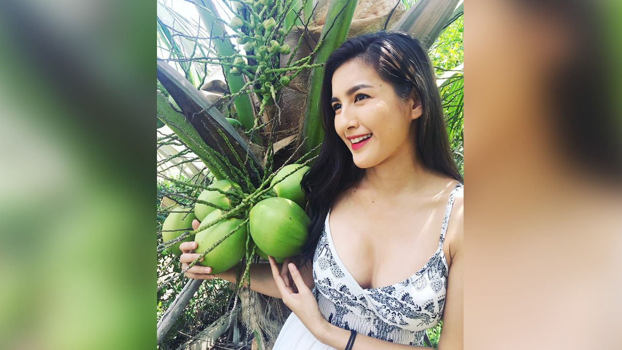 ใส่ชุดสายเดี่ยวเดินลุยสวน นก-อุษณีย์ โพสต์ภาพพร้อมคอมเมนต์เอาฮา “รับมะพร้าวหรือส้มโอดีคะ”...รู้ว่าแคปชันขำๆ แต่ก็ทำเอาบรรดาหนุ่มๆ เลือดกำเดาทะลักระนาว!
