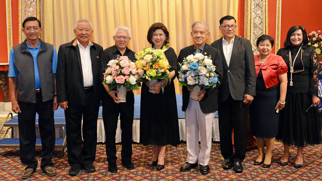 ปลื้มจังเลย พล.อ.วินัย ภัททิยกุล จัดงานเลี้ยงแสดงความยินดีให้แก่ พล.อ.เลิศรัตน์ รัตนวานิช, พล.ร.อ.ฐนิธ กิตติอำพน และ ศิรินา ปวโรฬารวิทยา สมาชิกวุฒิสภา โดยมี ไพศาล พิสุทธิ์วัชระกุล และ พล.ต.อ.วันชัย ศรีนวลนัด มาร่วมงานด้วย ที่โรงแรมมณเฑียร วันก่อน.