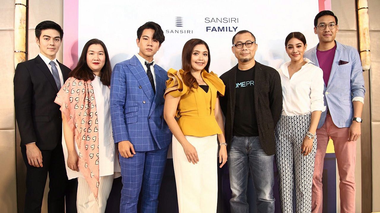 หายเหงา กมลวรรณ ประสิทธิ์วุฒิเวชช์ เปิดโฉมภาพลักษณ์ “SANSIRI FAMILY” ผู้นำบริการเอาใจลูกค้ารุ่นใหม่แบบครบวงจรของวงการอสังหา โดยมี พรชัย แสนชัยชนะ, พิตต้า ณ พัทลุง และ โทนี่–อิรา วิมลชัยฤกษ์ มาร่วมงานด้วย ที่โครงการ เดอะ โมนูเมนต์ ทองหล่อ วันก่อน.