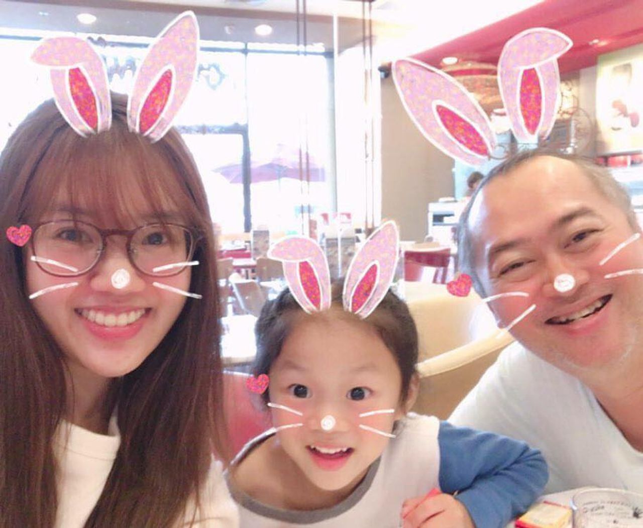 ครูรัก ตู่ และน้องเฮฮา ลูกสาว ขอบคุณภาพจากเฟซบุ๊ก Rug Satdhathip