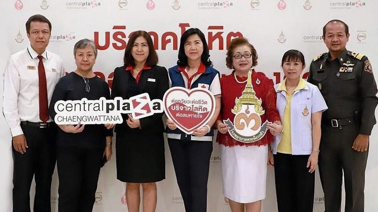 บริจาคกันนะ พัทธานันท์ ยังตรง, จินตนา เจริญสุข และ พิสมัย สีหวัลลภ เปิดงาน บริจาคโลหิต บริจาคอวัยวะและดวงตา เพื่อสนับสนุนการใช้โลหิตให้เพียงพอผู้ป่วย โดยมี สัมพันธ์ ศาสตราเวช, ลำพึง เวียงจันทร์ และ นิรันดร์ เปิดชั้น มาร่วมงานด้วย ที่เซ็นทรัล แจ้งวัฒนะ วันก่อน.