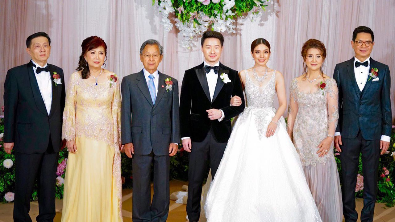 วิวาห์ชื่นมื่น ชวน หลีกภัย อดีตนายกรัฐมนตรี เป็นประธานในงานวิวาห์ ระหว่าง ณิชนันทน์ บุตรี นพ.พิชิต-บุญศรี กังวลกิจ กับ ชัยชนะ บุตร ชัชวาล-สุพร เอื้อวิศาลสิน ท่ามกลางบรรยากาศของความปลื้มปีติจากบรรดาผู้มาร่วมอวยพร ที่โรงแรมสยามเคมปินสกี้ คํ่าวันก่อน.