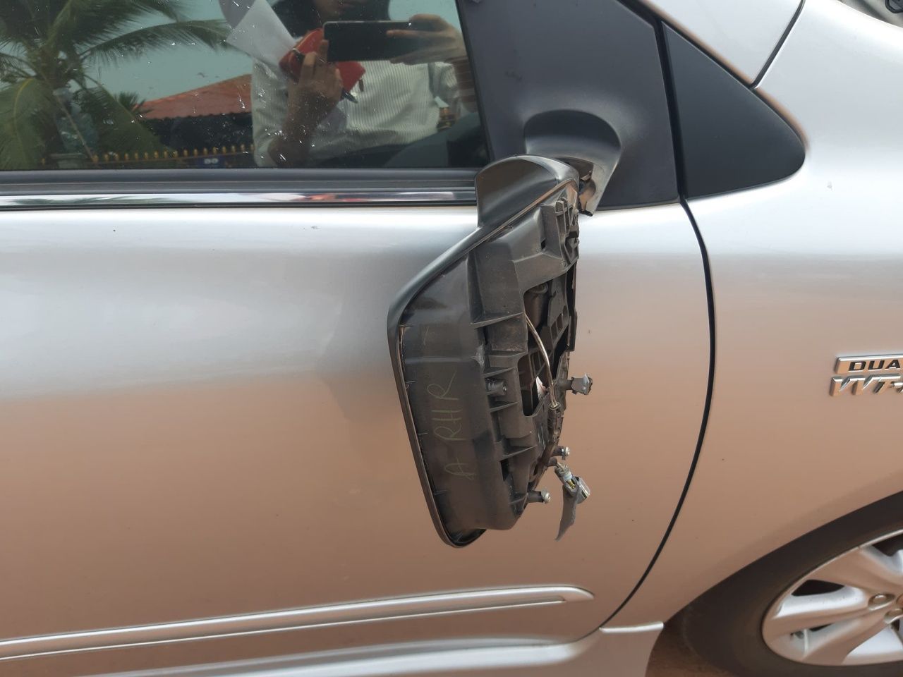 (ภาพความเสียหายของกระจกข้าง จากผู้โพสต์)