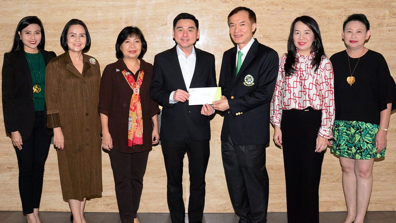 เอไอเอสจัดให้ สมชัย เลิศสุทธิวงค์ ประธานเจ้าหน้าที่บริหารเอไอเอส มอบเงินจำนวน 200,000 บาท ให้แก่ สราวุธ วัชรพล เพื่อสมทบทุนมูลนิธิไทยรัฐ โดยมี วิไล เคียงประดู่, อมรรัตน์ ชาญปรีชญา และ พรพรรณ พจนพริ้ง มาร่วมในพิธีด้วย ที่สนง. นสพ.ไทยรัฐ วันก่อน.