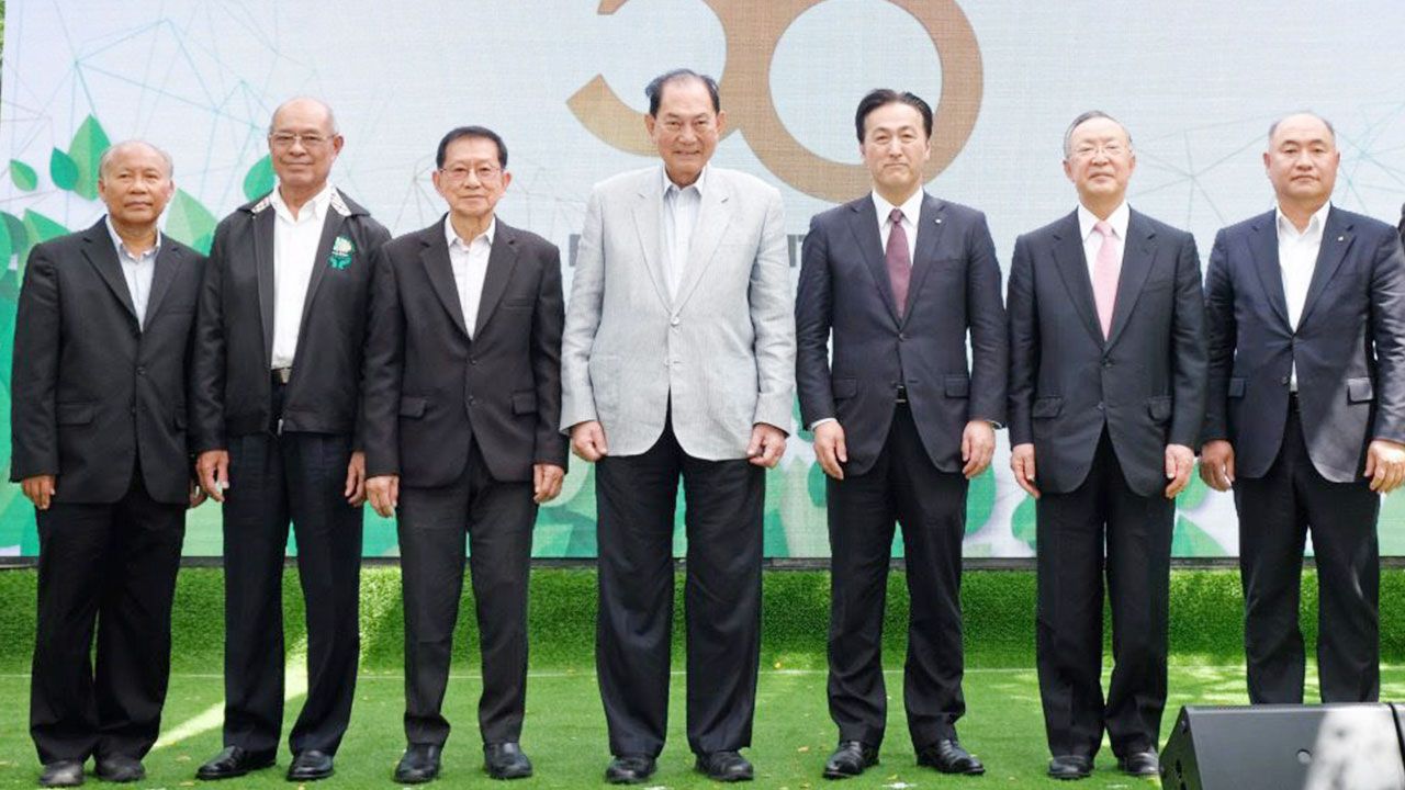 50 ปี บุญฤทธิ์ มหามนตรี จัดงาน “50 สู่ 100 ปี ที่มั่นคงและเป็นสุข” ในโอกาสครบ 50 ปี ไลอ้อน ประเทศไทย โดยมี บุณยสิทธิ์ โชควัฒนา, ดร.อิซึโอะ ฮามะ, ซาดาโยชิ ฟูจิชิเงะ และ นพ. มงคล ณ สงขลา มาร่วมงานด้วย ที่โรงงานไลอ้อน สวนอุตสาหกรรมเครือสหพัฒน์ ศรีราชา วันก่อน.
