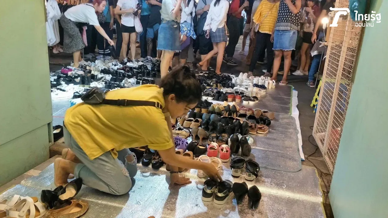 อาชีพไหนก็มีเกียรติ "ตำรวจหญิง" ออกเวรตั้งแผงค้า ขายรองเท้าตลาดจตุจักร