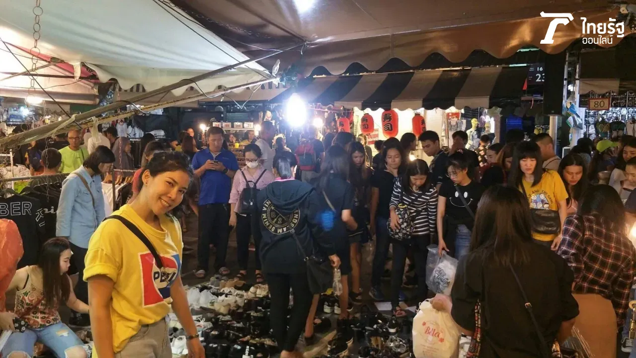 อาชีพไหนก็มีเกียรติ "ตำรวจหญิง" ออกเวรตั้งแผงค้า ขายรองเท้าตลาดจตุจักร