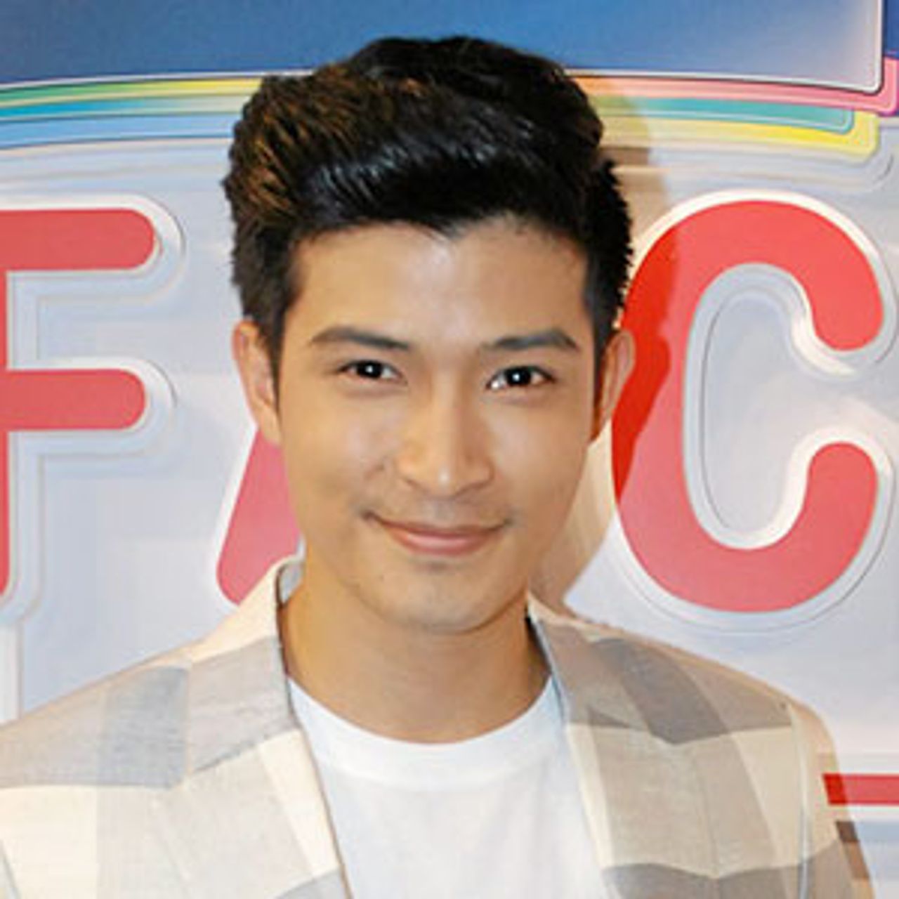 ยกเลิกแถลงข่าวกลางคัน ก่อนที่ ตูมตาม-ยุทธนา ไปออกรายการ “แฉ” ยืนยันเลิกกับ ญิ๋ง-ญิ๋ง เพราะไปกันไม่ได้ และยืนยันนอนยันคิดกับสาวลาว ลูกน้ำ-ทิดาลัด แค่พี่น้อง!