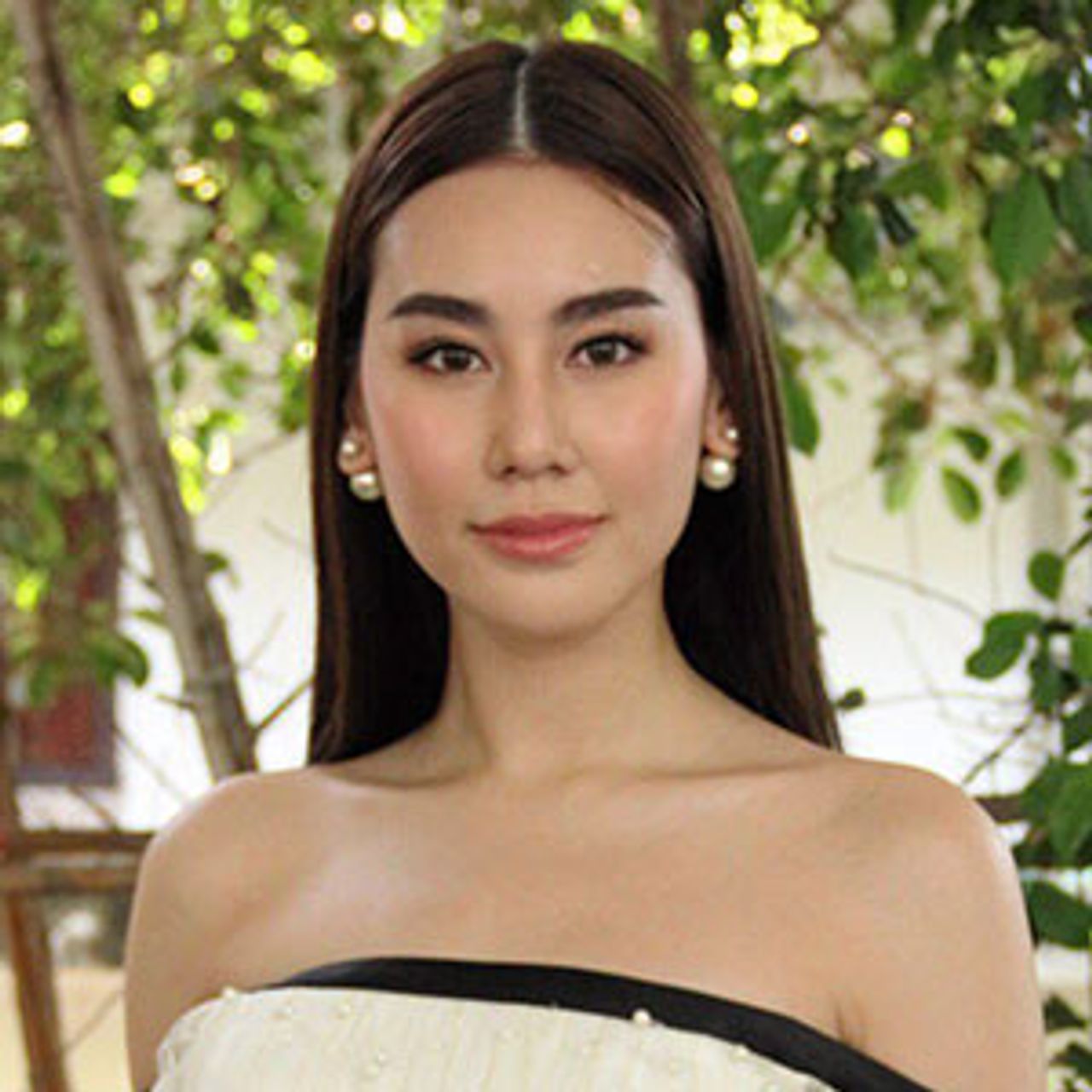 หวานแซงทุกคู่รัก วันก่อน ดาว–พิมพ์ทอง มีถ่ายละคร “เพรงลับแล” ช่อง 8 ในป่ากลางน้ำตก พอร์ช–ศรัณย์ พระเอกช่อง 7 ก็อาสามาช่วยดูแล เอ๊ะ หรือมาคุมฉากเลิฟซีนกันแน่จ๊ะ คริๆ.