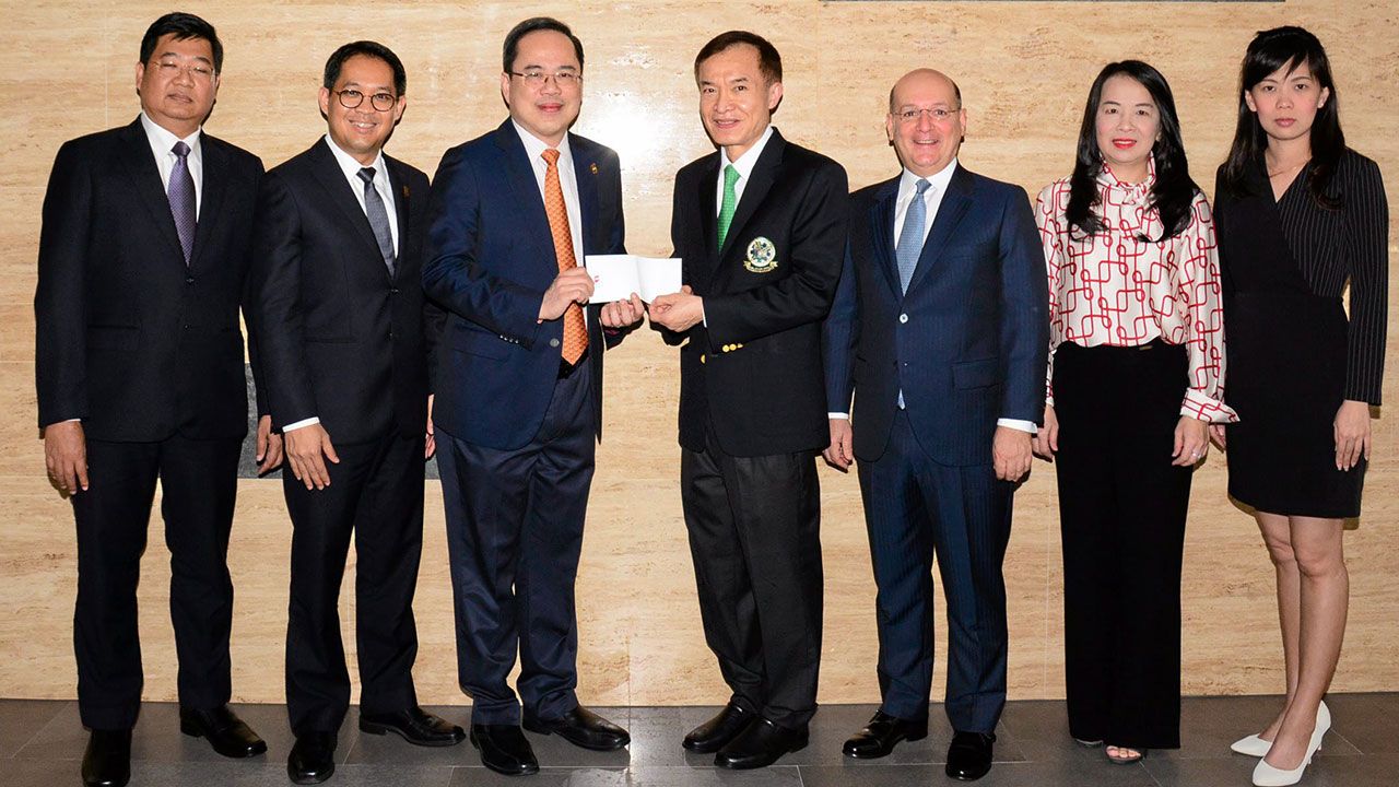 เพื่อการศึกษา อนุพงษ์ อัศวโภคิน ประธาน จนท.บห. เอพี (ไทยแลนด์) มอบเงินจำนวน 200,000 บาท ให้แก่ สราวุธ วัชรพล เพื่อสมทบทุนมูลนิธิไทยรัฐ โดยมี รัชต์ยุตม์ นันทโชติโสภณ, ภมร ประเสริฐสรรค์ และ เสาวนีย์ จีระเดชาธรรม มาร่วมในพิธีด้วย ที่ สนง.นสพ.ไทยรัฐ วันก่อน.