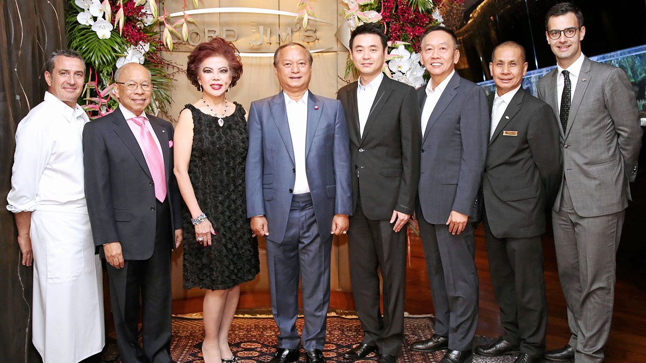 ชั่วคราว โทมัส คินส์เปอร์เกอร์ และ กฤษณ์ สุบรรณรัตน์ จัดงานเลี้ยงขอบคุณให้ลูกค้าของ ห้องอาหารลอร์ด จิมส์ ก่อนปิดบริการปรับโฉมใหม่ โดยมี พลโท ดร.พีระพงษ์ มานะกิจ, จรรยา สว่างจิตร และ อำนาจ ประสิทธิ์ดำรง มาร่วมงานด้วย ที่ รร.แมนดาริน โอเรียนเต็ล วันก่อน.