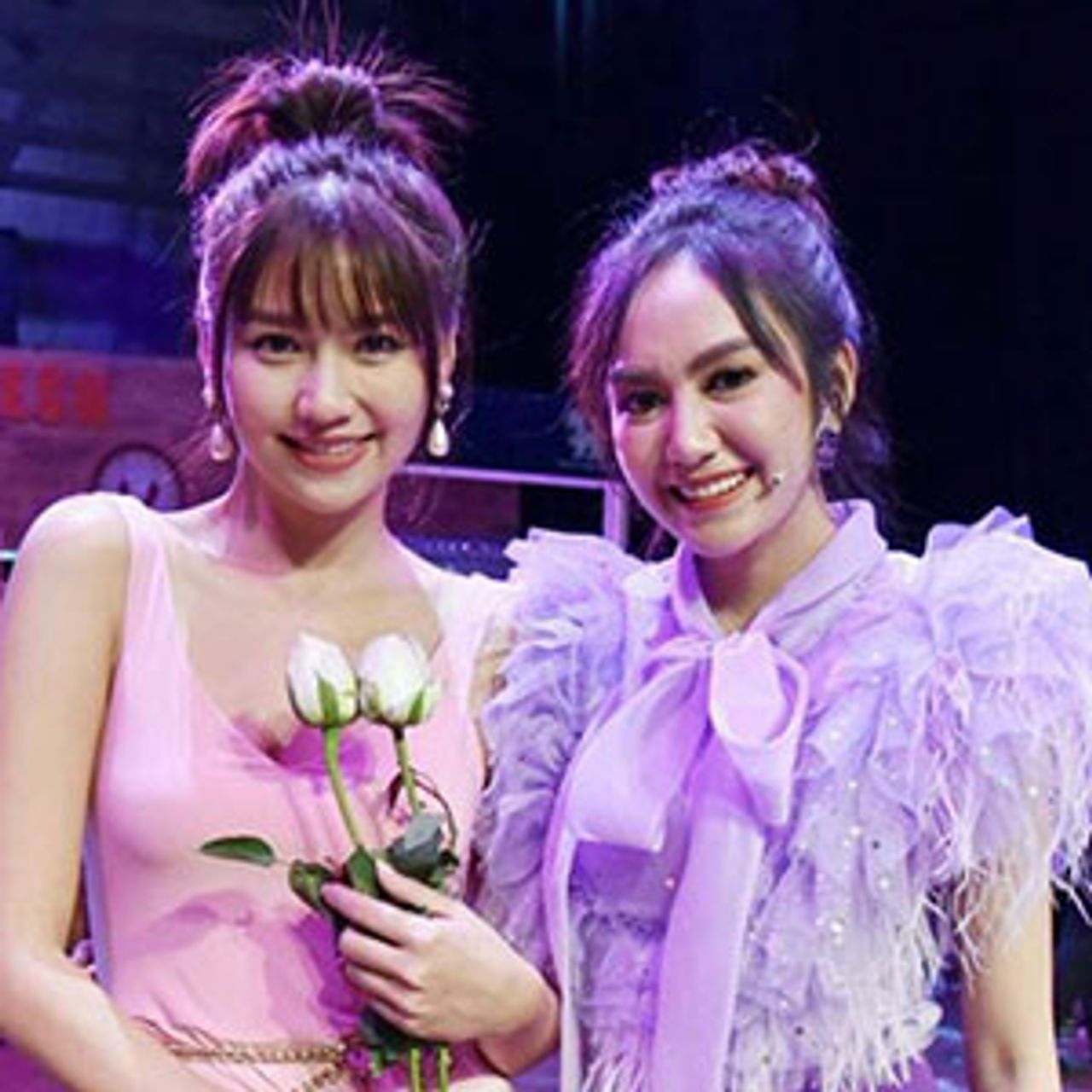 ส่วน เมทัล นางเอกรุ่นพี่สุนทราภรณ์เดอะมิวสิคัลครั้งก่อน ปีนี้ติดเตรียมงานแต่ง พี่โดม ก็เลยขอมาให้กำลังใจ แป้ง–มิตรชัย นางเอกรุ่นน้องที่โรงละครเอ็มเธียเตอร์แทน.