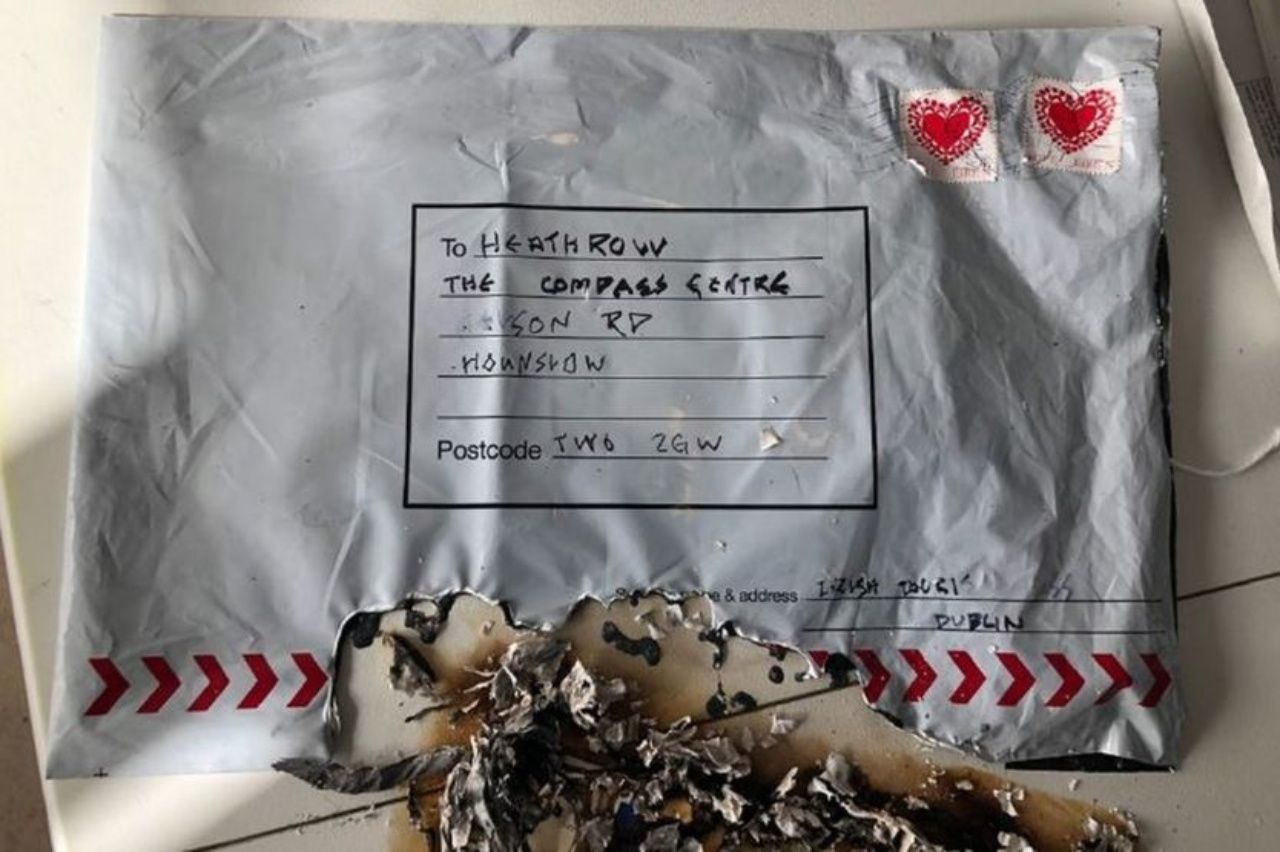 พัสดุที่ส่งไปยัง คอมแพส เซ็นเตอร์ ในสนามบินฮีทโธรว์