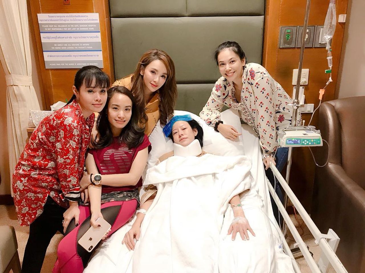 ตอง-เป้ย และเพื่อนๆ เยี่ยมหนิง ปณิตา ที่ รพ. ขอบคุณภาพจากไอจี @ppanward
