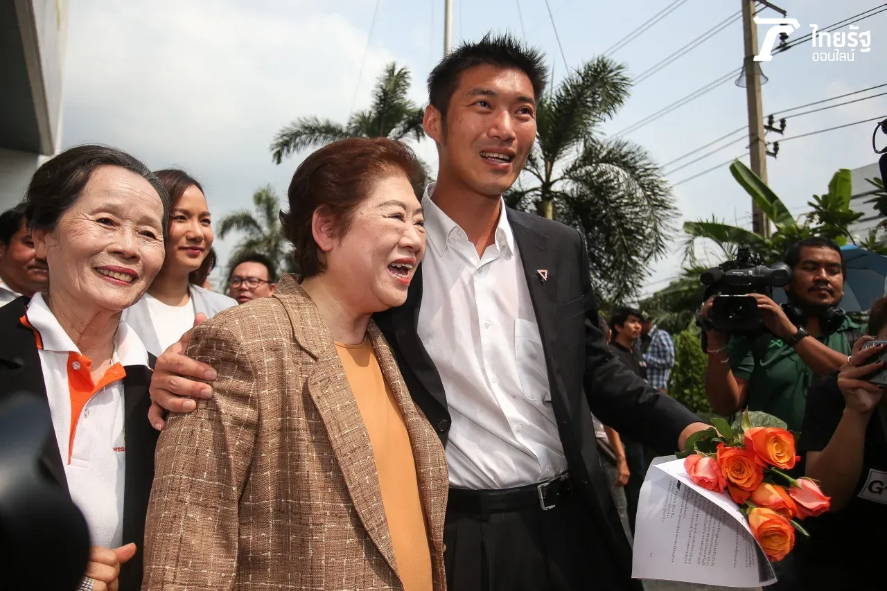 เปิดภาพ "คุณแม่สมพร" โผล่เซอร์ไพรส์ให้กำลังใจลูกชาย "ธนาธร"