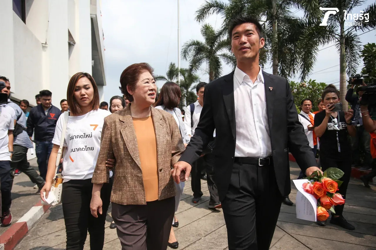 เปิดภาพ "คุณแม่สมพร" โผล่เซอร์ไพรส์ให้กำลังใจลูกชาย "ธนาธร"