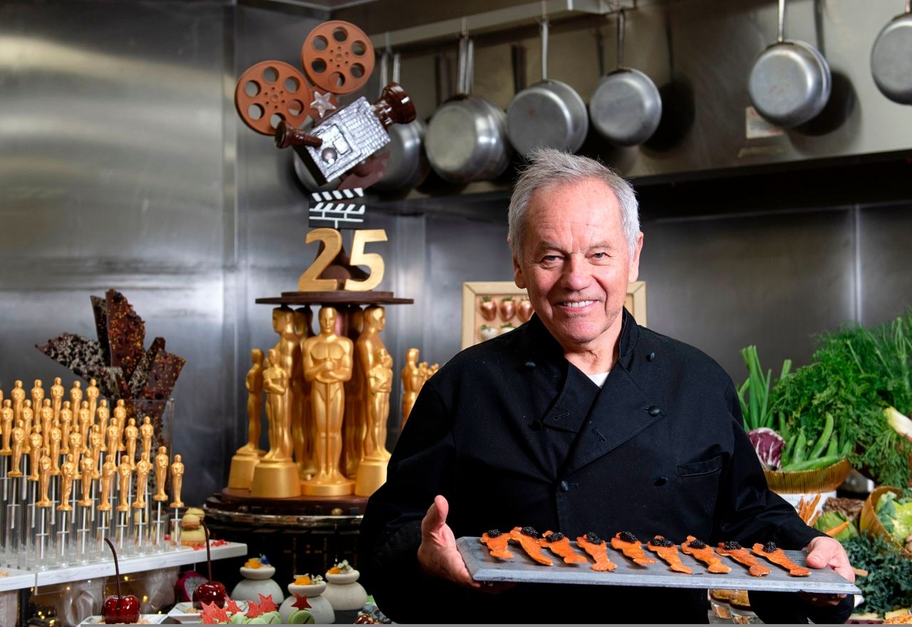Chef Wolfgang Puck เชฟเซเลบริตี้ชื่อดังที่มาปรุงอาหารเสิร์ฟสาวๆ ฮอลลีวูด