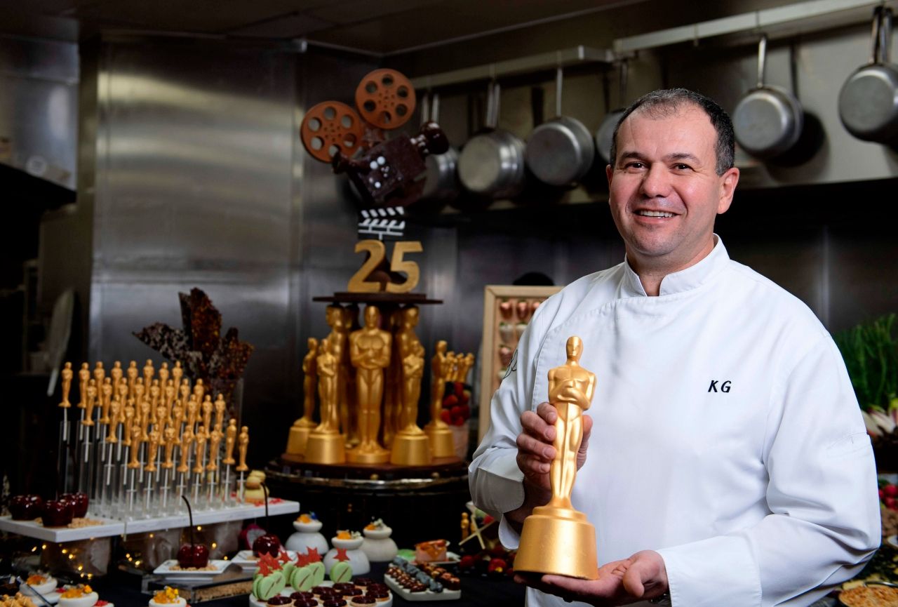 เชฟขนมอบ Kamel Guechida ทำขนมช็อกโกแลตเป็นรูปรางวัลตุ๊กตาทอง