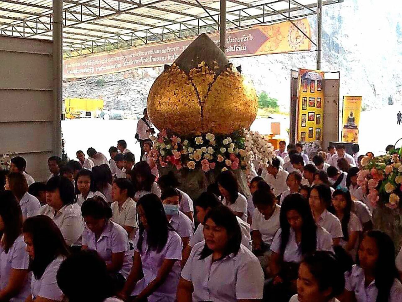 ผู้คนไปร่วมปิดทองพระเกศมาลา น้ำหนัก 8 ตัน ก่อนนำขึ้นประดิษฐานบนเศียร ที่หน้าผาใหญ่.