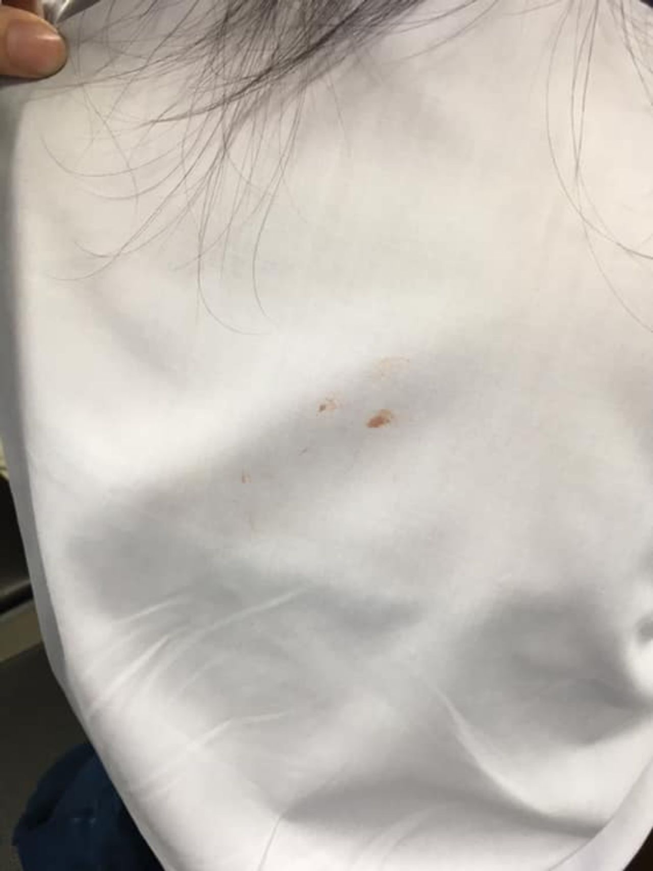 เด็กผู้หญิงที่ถูกกลุ่มโจ๋ลวนลามนั้นได้ถูกหอมแก้ม เอามือมาโอบ แล้วเอาเลือดมาป้ายติดเสื้ออีก