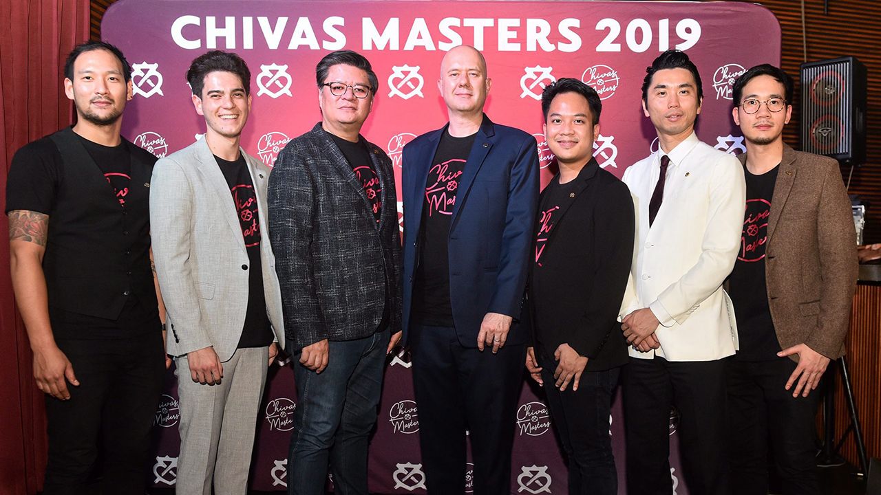หาคนเก่ง เควนติน จ็อบ จัดงาน “Meet Chivas Masters Global Winner” เตรียมเฟ้นหาบาร์เทนเดอร์มือหนึ่งสู่เวทีระดับโลก โดยมี แอรอน อภิมุข เกร็นดอน, เคนทาโร วาดะ,กฤษดา กมลวรินทิพย์ และ ธีรกิตต์ จารุจินดา มาร่วมงานด้วย ที่ร้าน Whisgars วันก่อน.