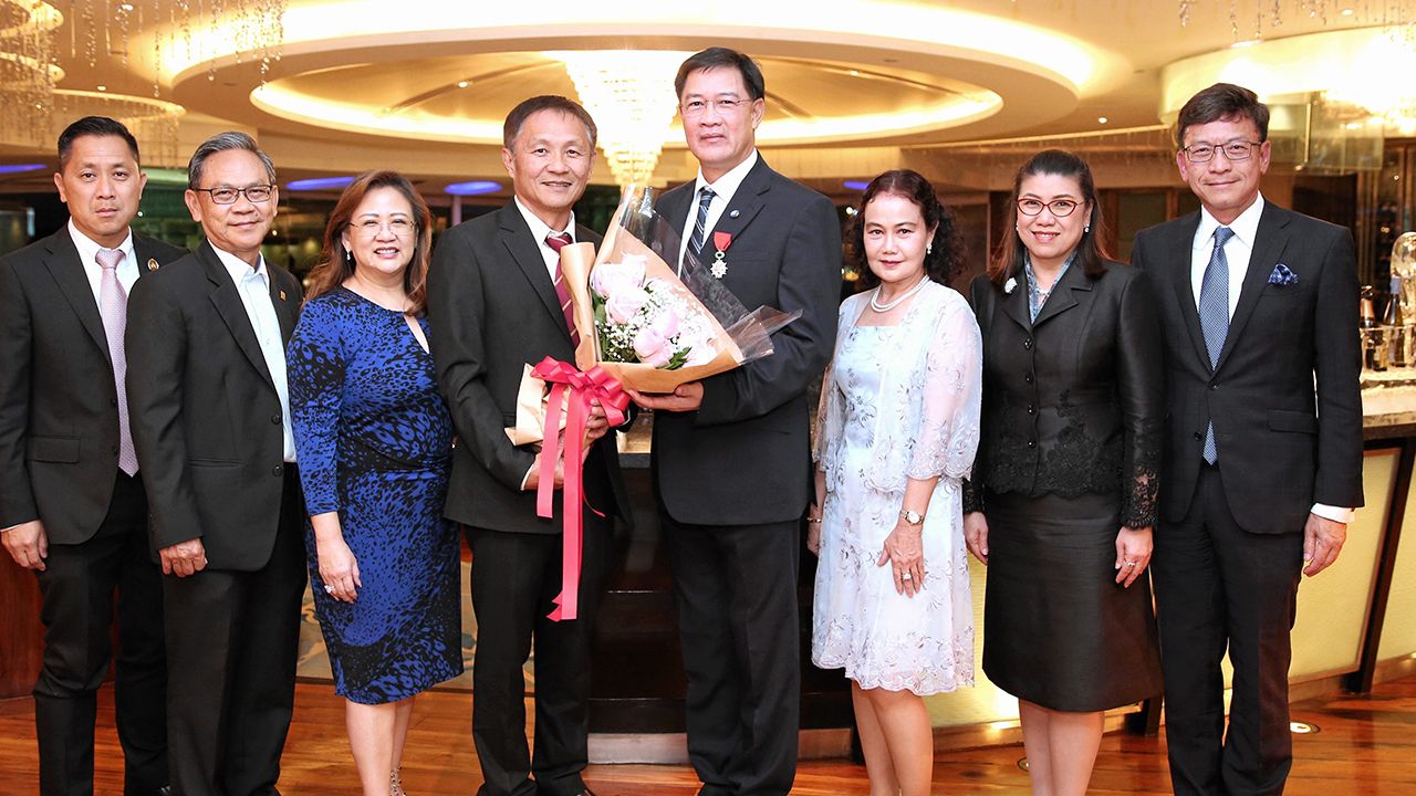 ปลื้มมาก วิฑูรย์ กุลเจริญวิรัตน์ จัดเลี้ยงแสดงความยินดีแก่ พงศธร ทวีสิน ในโอกาสได้รับเครื่องอิสริยาภรณ์เลฌียงดอเนอร์ชั้นอัศวิน จากรัฐบาลฝรั่งเศส โดยมี พงษ์ศักดิ์ ศิริคุปต์, ศศิศุภา สุคนธทรัพย์ และ ม.ล.ปีกทอง ทองใหญ่ มาร่วมปลื้มด้วย ที่รร.แมนดาริน โอเรียนเต็ล วันก่อน.